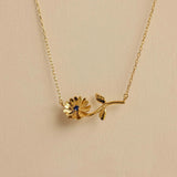 Collar de Oro con Flor de Nacimiento Maribelle
