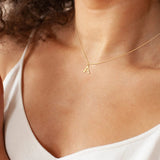 Collar de Inicial de Letra Therese en Oro