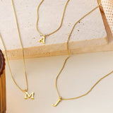 Collar de Inicial de Letra Therese en Oro