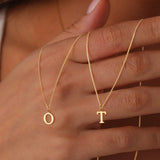Collar de Inicial de Letra Therese en Oro